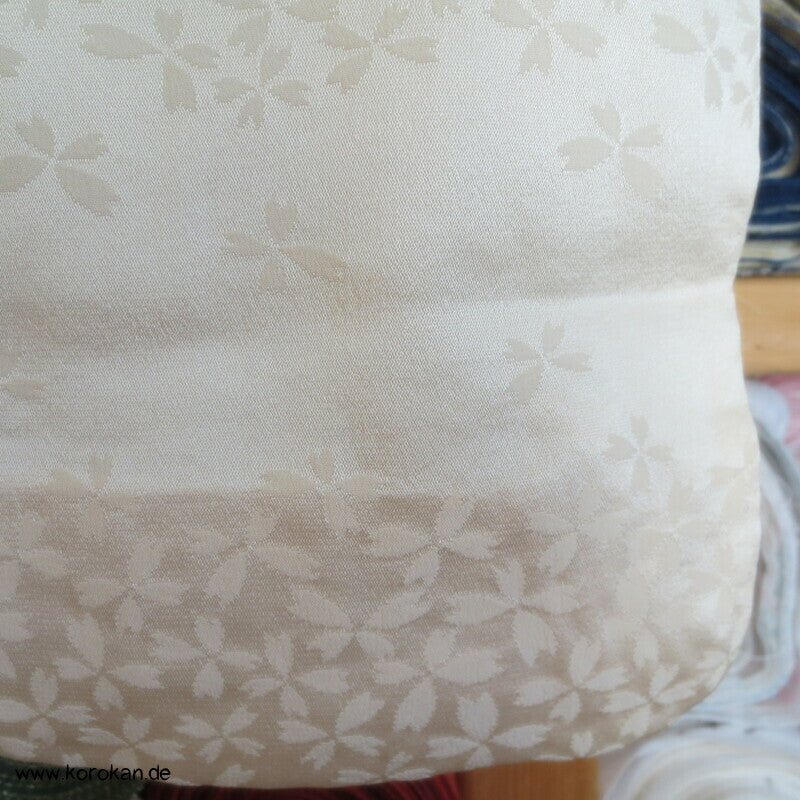 feine Blüten, helle Seide Juban Unterkimono