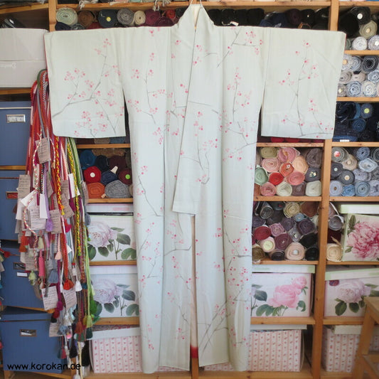 angedeutete Ume Zweige, Komon Kimono, teilbestickter Seidencrepe
