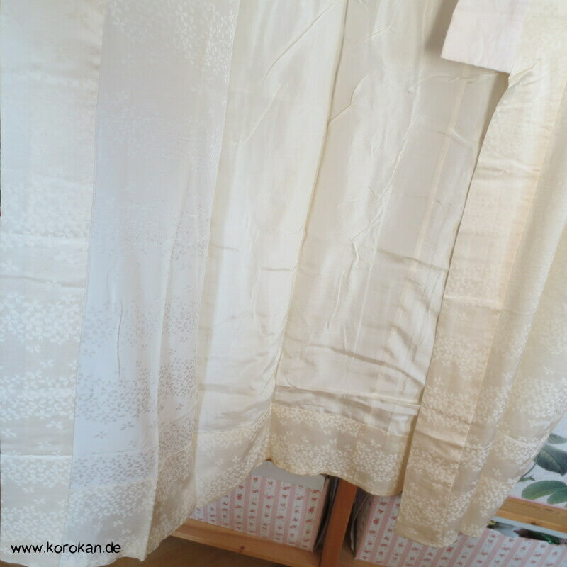 feine Blüten, helle Seide Juban Unterkimono