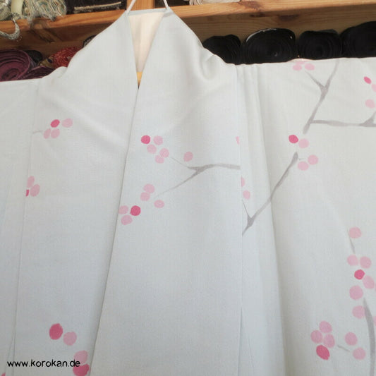 angedeutete Ume Zweige, Komon Kimono, teilbestickter Seidencrepe