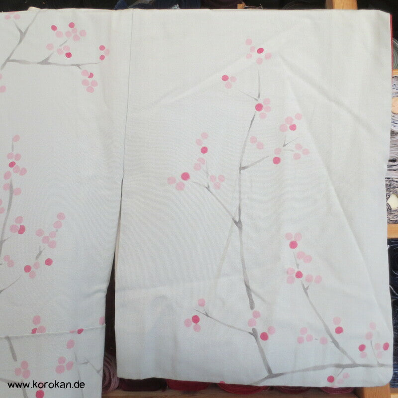 angedeutete Ume Zweige, Komon Kimono, teilbestickter Seidencrepe