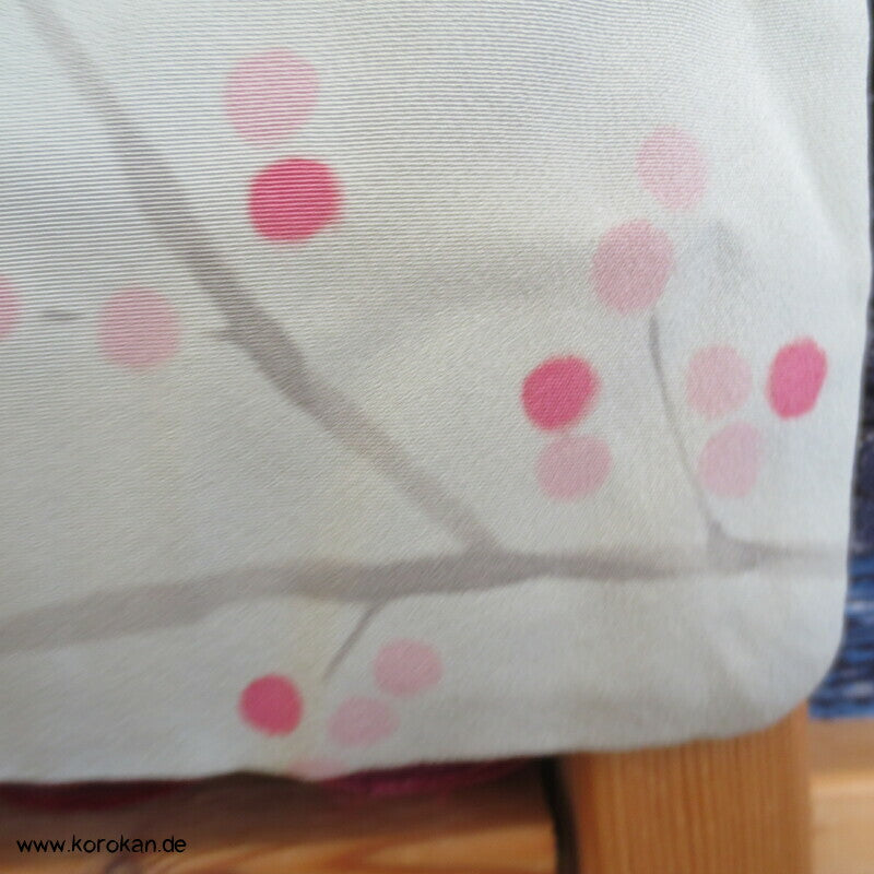 angedeutete Ume Zweige, Komon Kimono, teilbestickter Seidencrepe