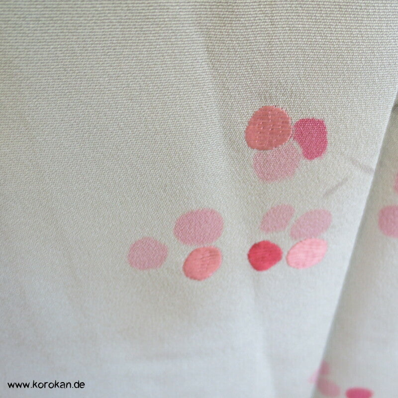 angedeutete Ume Zweige, Komon Kimono, teilbestickter Seidencrepe