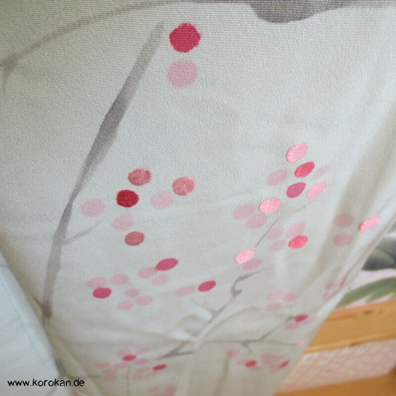 angedeutete Ume Zweige, Komon Kimono, teilbestickter Seidencrepe