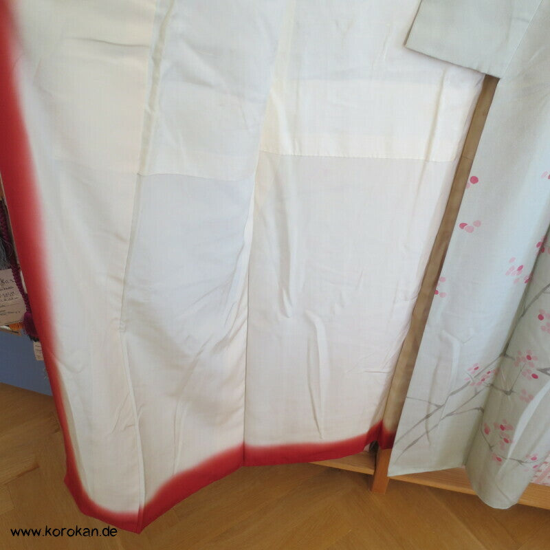 angedeutete Ume Zweige, Komon Kimono, teilbestickter Seidencrepe