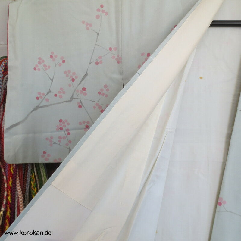 angedeutete Ume Zweige, Komon Kimono, teilbestickter Seidencrepe