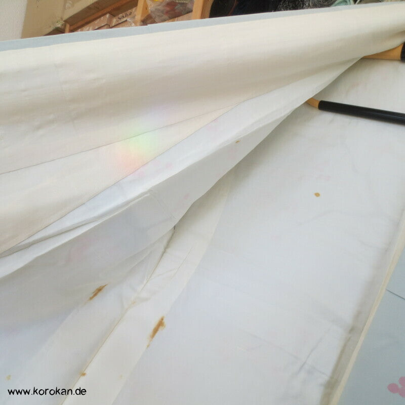 angedeutete Ume Zweige, Komon Kimono, teilbestickter Seidencrepe