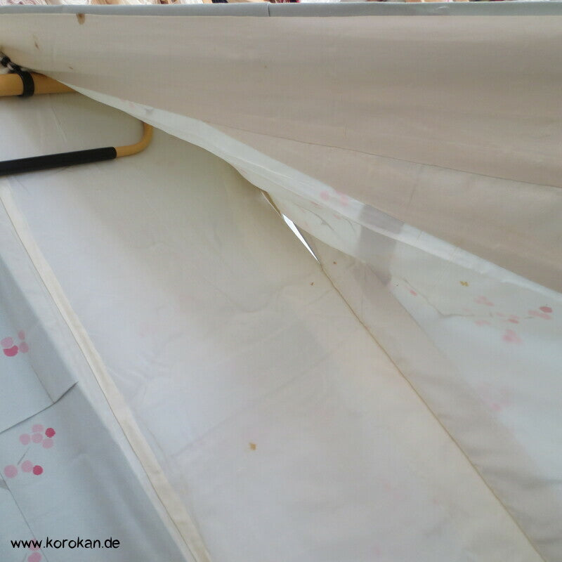 angedeutete Ume Zweige, Komon Kimono, teilbestickter Seidencrepe