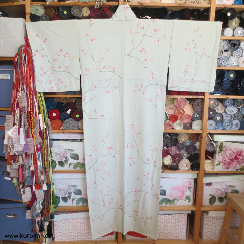 angedeutete Ume Zweige, Komon Kimono, teilbestickter Seidencrepe