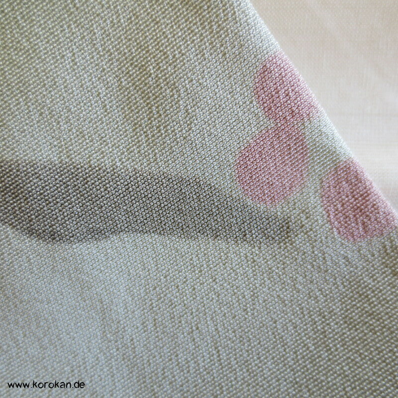 angedeutete Ume Zweige, Komon Kimono, teilbestickter Seidencrepe