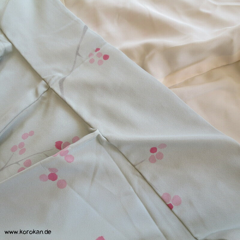 angedeutete Ume Zweige, Komon Kimono, teilbestickter Seidencrepe