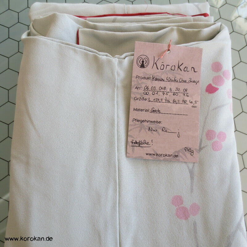 angedeutete Ume Zweige, Komon Kimono, teilbestickter Seidencrepe
