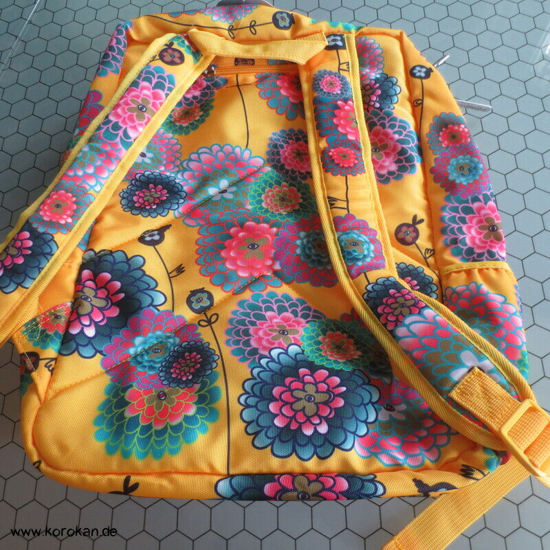 kleiner Rucksack mit japanischen Chrysanthemen in bunt auf gelb