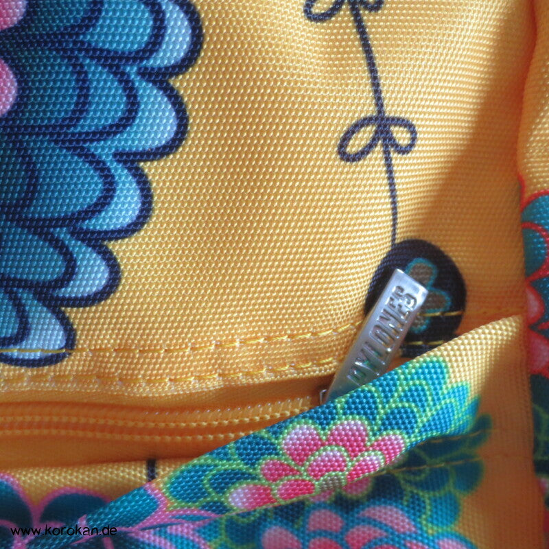 kleiner Rucksack mit japanischen Chrysanthemen in bunt auf gelb