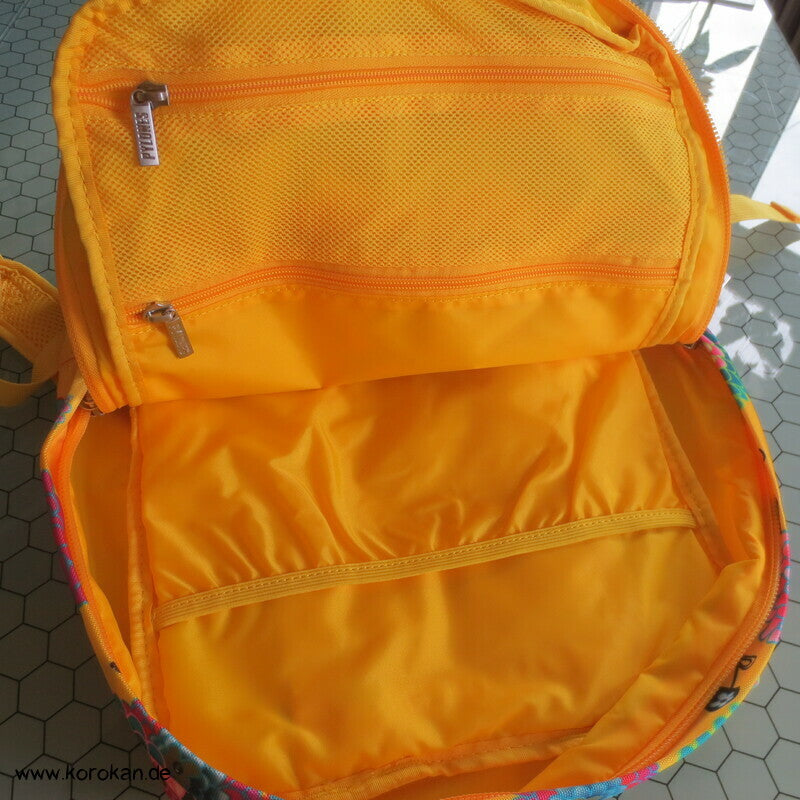 kleiner Rucksack mit japanischen Chrysanthemen in bunt auf gelb