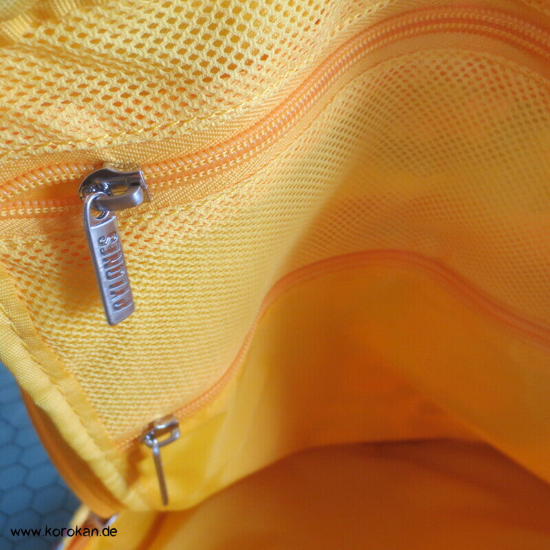 kleiner Rucksack mit japanischen Chrysanthemen in bunt auf gelb