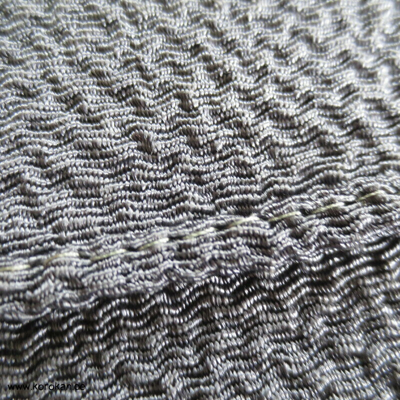 großes Furoshiki, grauer Chirimen Seiden Crepe mit Kanji