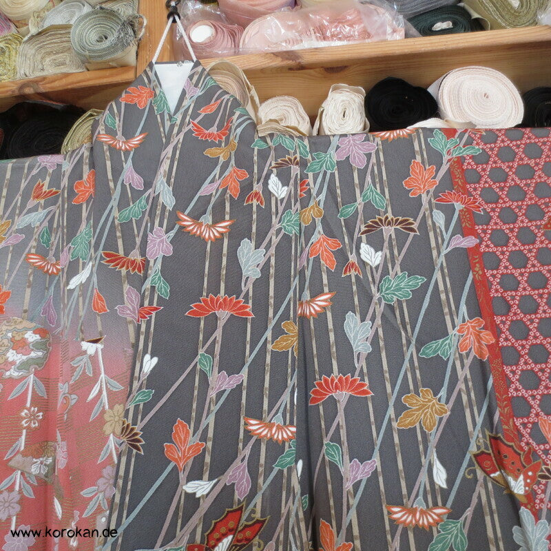 großer Furisode Seidencrepe Kimono Schmetterlinge, Blüten, großer Schwung