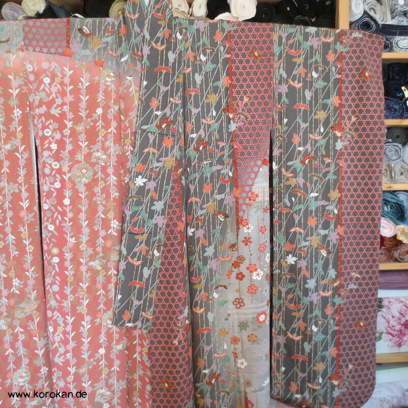 großer Furisode Seidencrepe Kimono Schmetterlinge, Blüten, großer Schwung