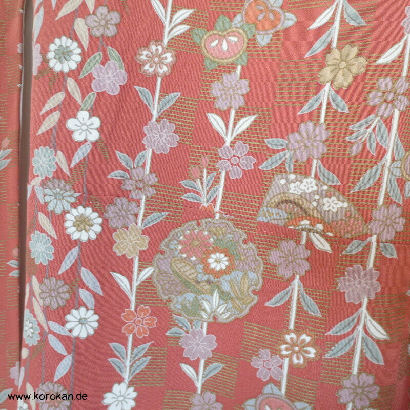 großer Furisode Seidencrepe Kimono Schmetterlinge, Blüten, großer Schwung