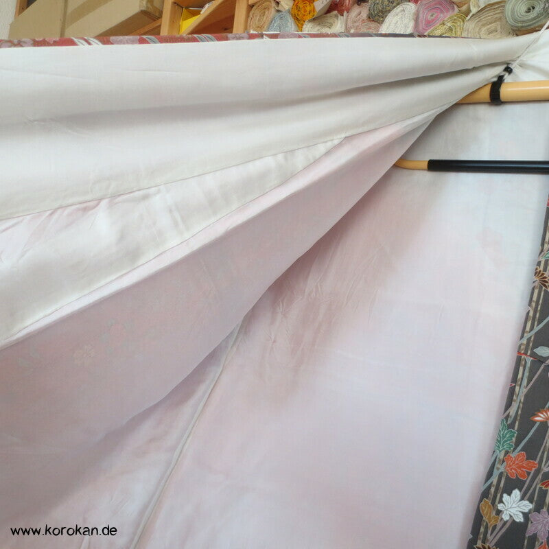 großer Furisode Seidencrepe Kimono Schmetterlinge, Blüten, großer Schwung