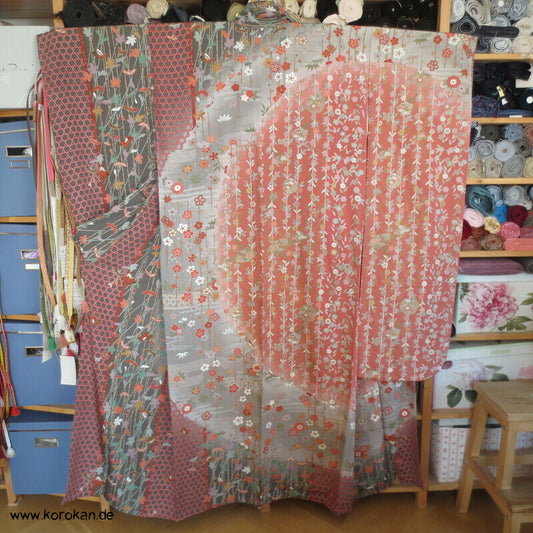 großer Furisode Seidencrepe Kimono Schmetterlinge, Blüten, großer Schwung