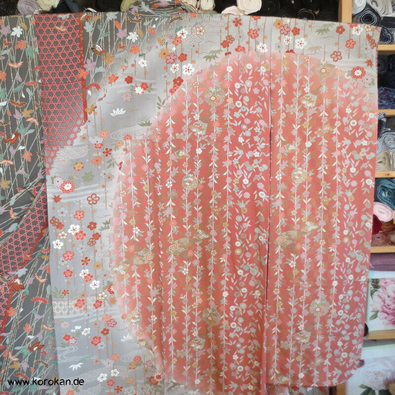 großer Furisode Seidencrepe Kimono Schmetterlinge, Blüten, großer Schwung