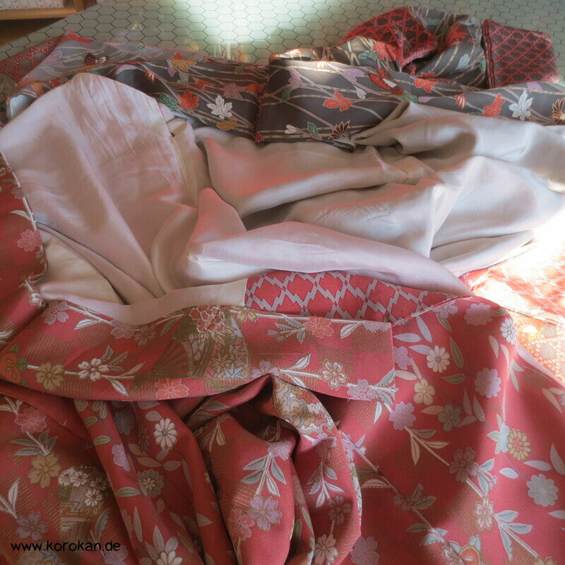 großer Furisode Seidencrepe Kimono Schmetterlinge, Blüten, großer Schwung