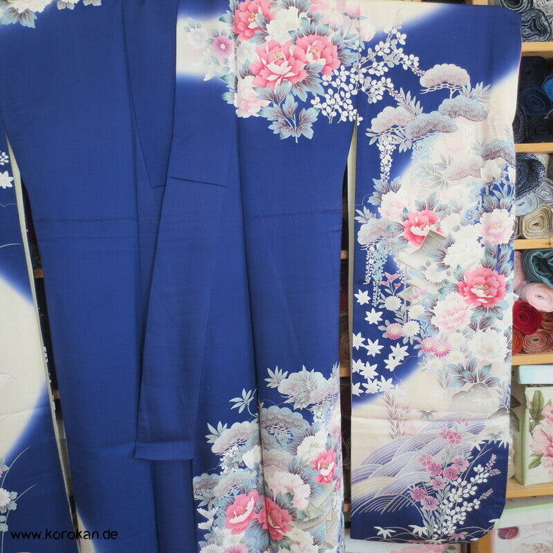 Päonien im Wasserfall Furisode Seidencrepe Kimono