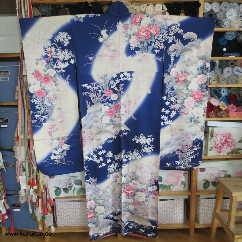 Päonien im Wasserfall Furisode Seidencrepe Kimono