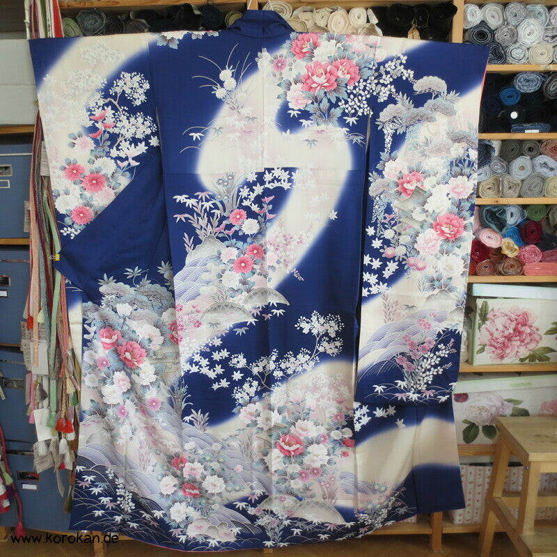 Päonien im Wasserfall Furisode Seidencrepe Kimono