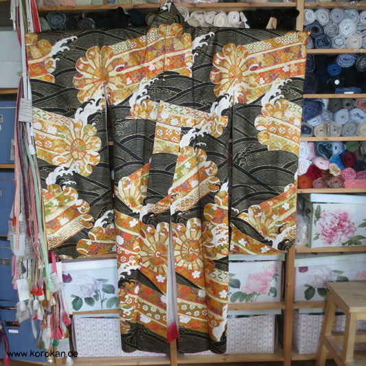 goldene Wellen auf schwarz, Wasserräder Higaki Seidendamast Furisode Kimono