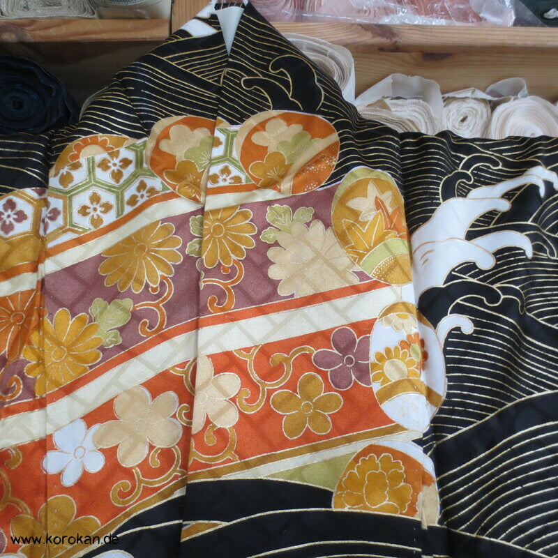 goldene Wellen auf schwarz, Wasserräder Higaki Seidendamast Furisode Kimono