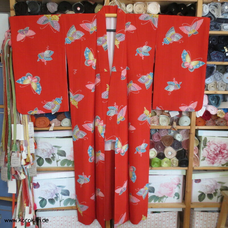 bunte Schmetterlinge auf rot, Komon Kimono, längere Ärmel