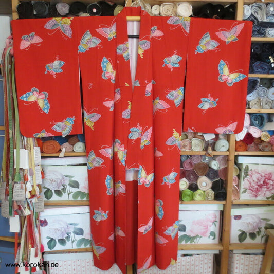 bunte Schmetterlinge auf rot, Komon Kimono, längere Ärmel