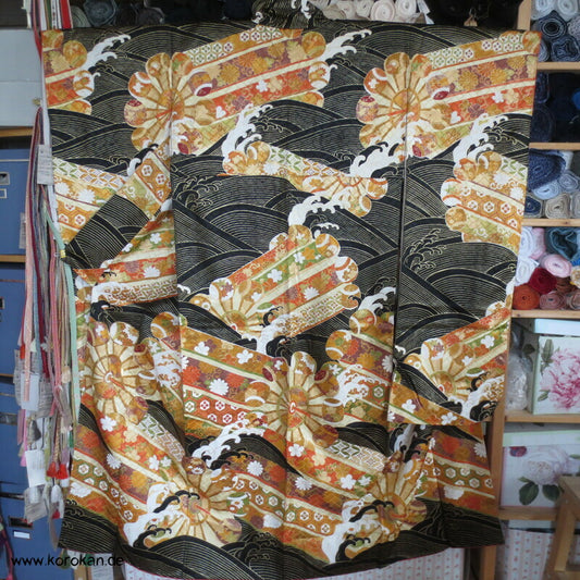 goldene Wellen auf schwarz, Wasserräder Higaki Seidendamast Furisode Kimono