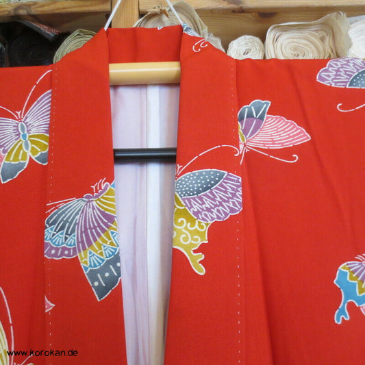 bunte Schmetterlinge auf rot, Komon Kimono, längere Ärmel