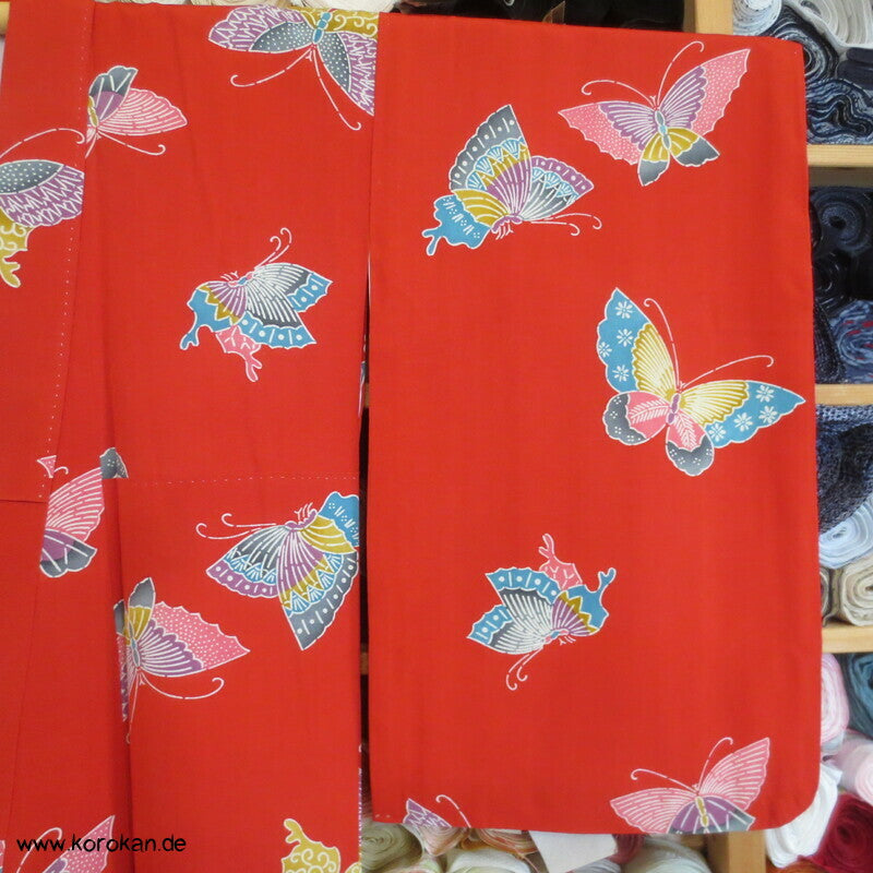 bunte Schmetterlinge auf rot, Komon Kimono, längere Ärmel
