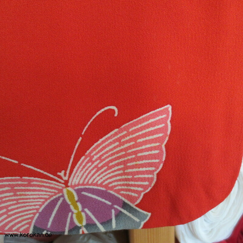 bunte Schmetterlinge auf rot, Komon Kimono, längere Ärmel