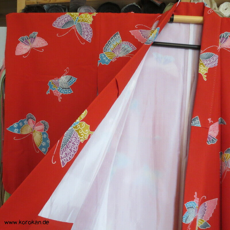 bunte Schmetterlinge auf rot, Komon Kimono, längere Ärmel