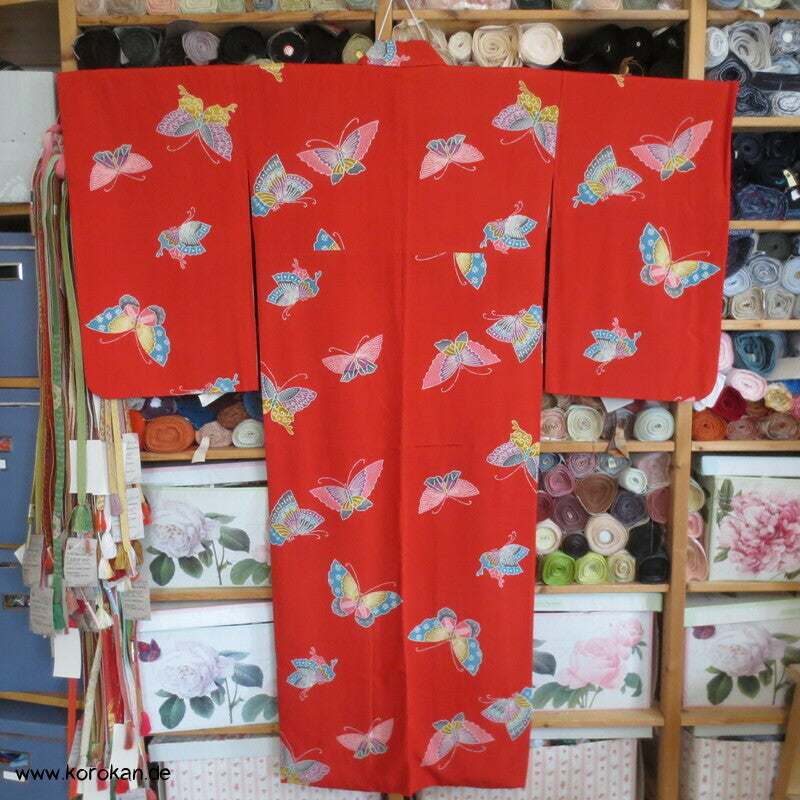 bunte Schmetterlinge auf rot, Komon Kimono, längere Ärmel