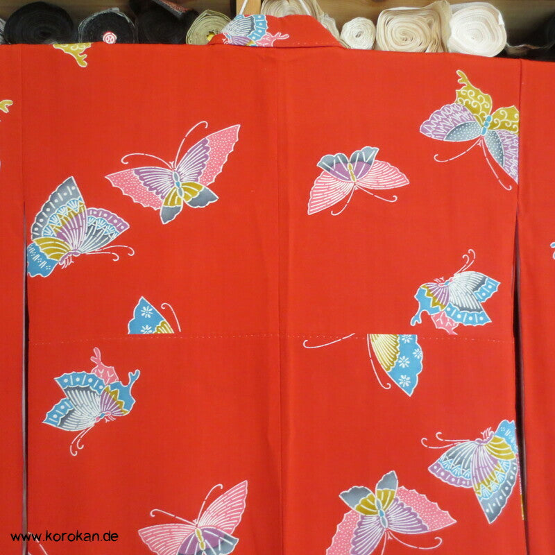 bunte Schmetterlinge auf rot, Komon Kimono, längere Ärmel