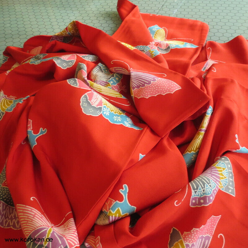 bunte Schmetterlinge auf rot, Komon Kimono, längere Ärmel