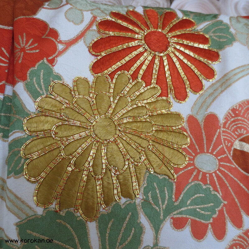 kupferroter Seidendamast mit Wellen und Blumen, bestickter Furisode Kimono