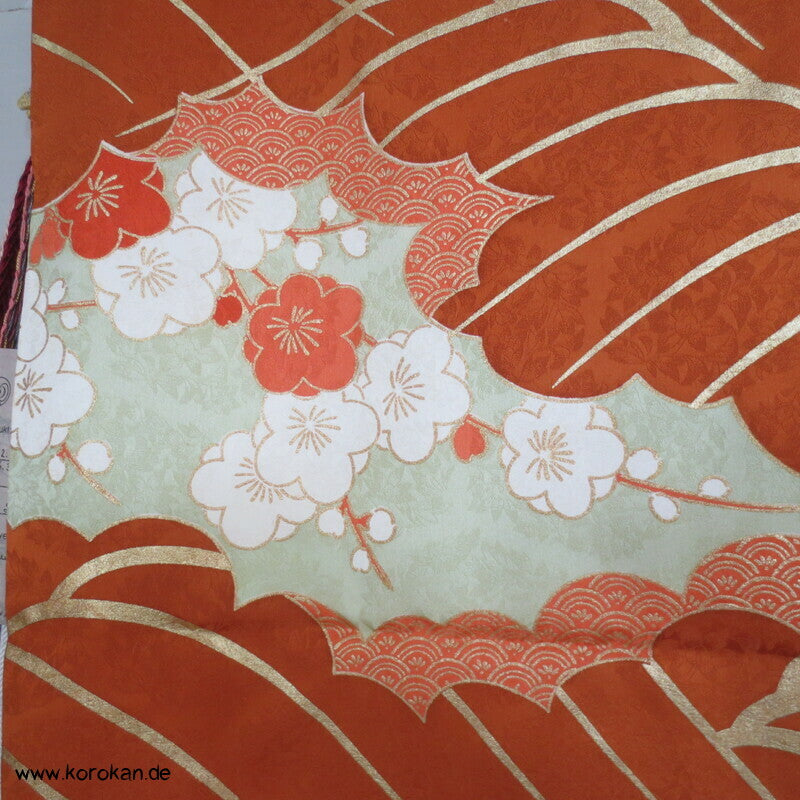 kupferroter Seidendamast mit Wellen und Blumen, bestickter Furisode Kimono