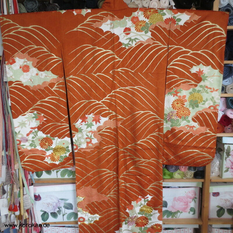 kupferroter Seidendamast mit Wellen und Blumen, bestickter Furisode Kimono