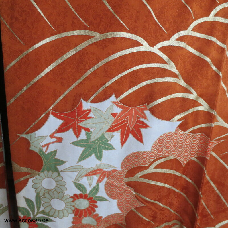 kupferroter Seidendamast mit Wellen und Blumen, bestickter Furisode Kimono