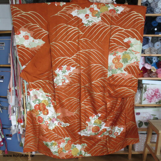 kupferroter Seidendamast mit Wellen und Blumen, bestickter Furisode Kimono