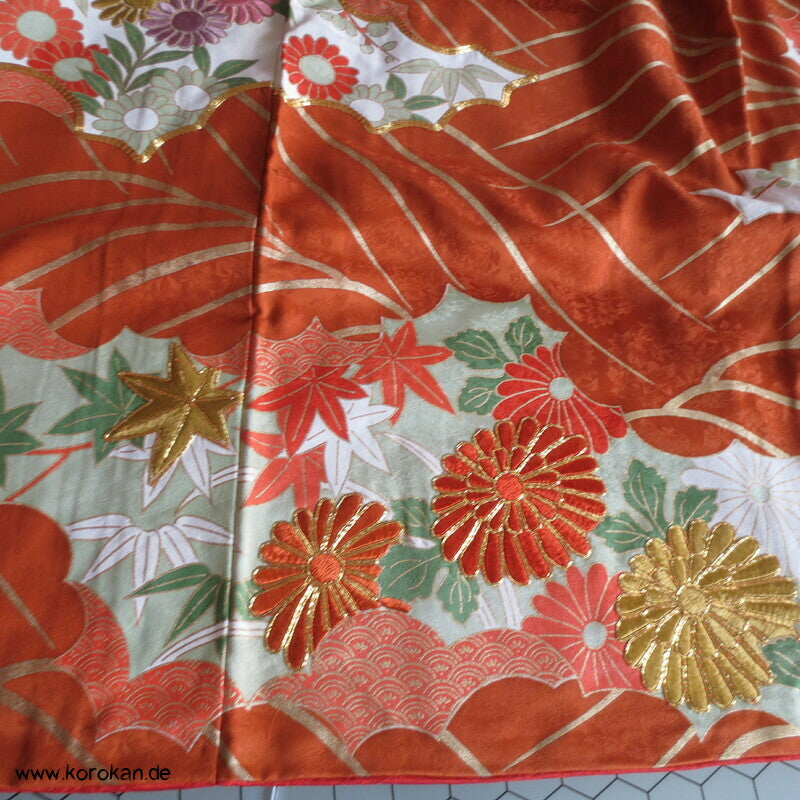 kupferroter Seidendamast mit Wellen und Blumen, bestickter Furisode Kimono