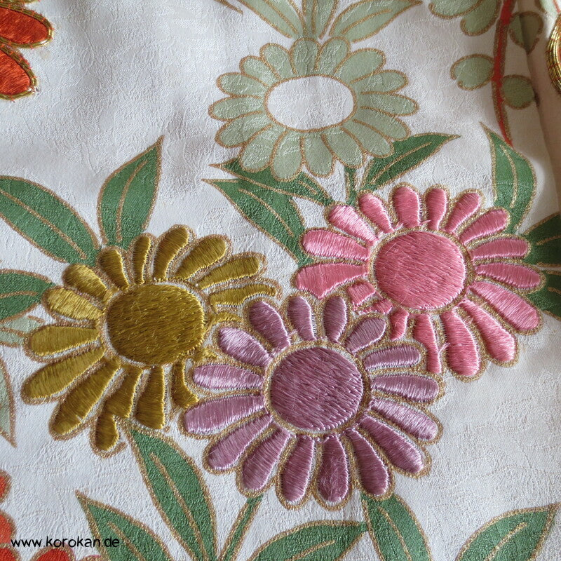 kupferroter Seidendamast mit Wellen und Blumen, bestickter Furisode Kimono
